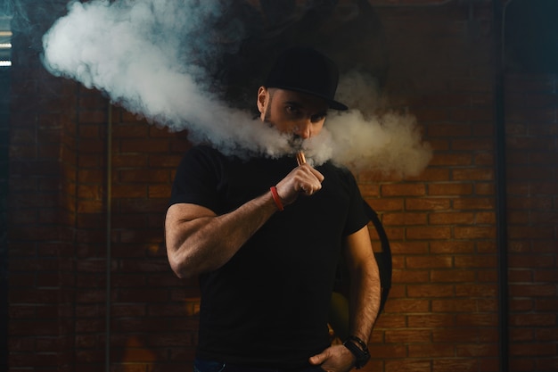 Uomo vaping una sigaretta elettronica