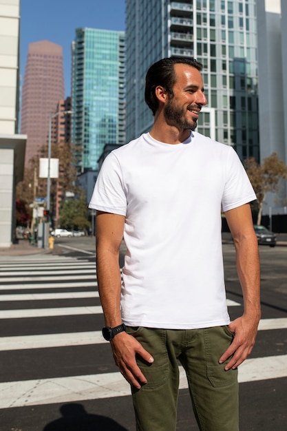 Uomo vestito casual che attraversa il servizio fotografico all'aperto della strada