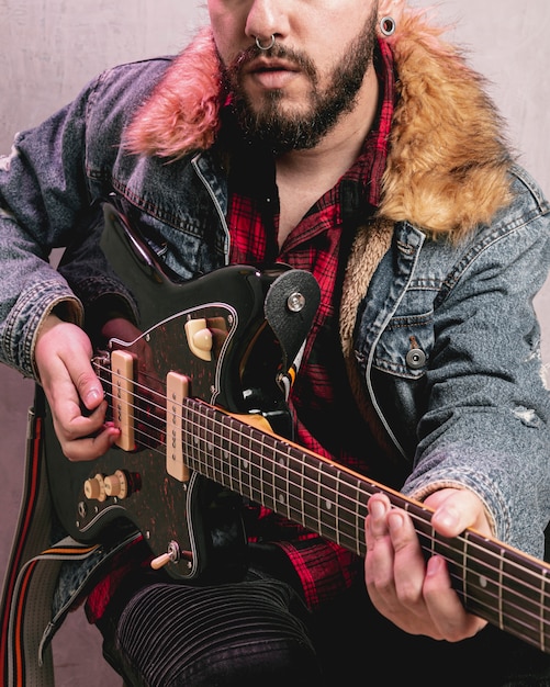 Uomo vestito vintage, suonare la chitarra
