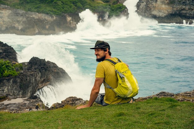 Uomo viaggiatore, Angel's Billabong Beach, Isola di Nusa Penida, Bali, Indonesia.