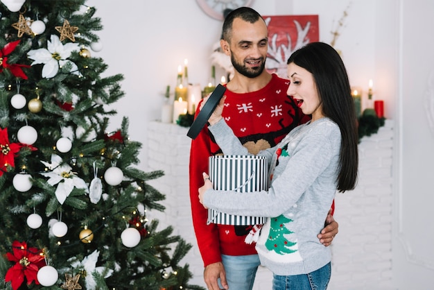 Uomo vicino donna stupita con regalo