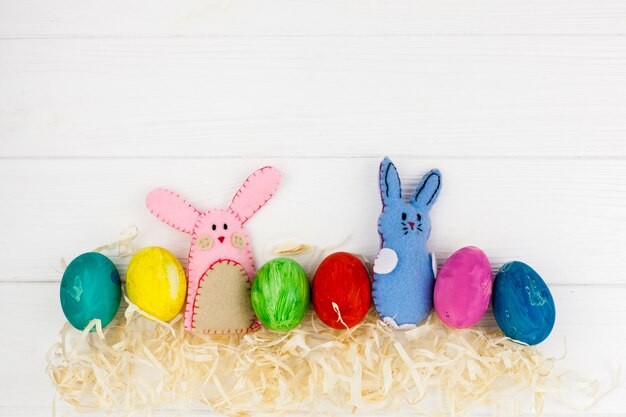 Uova colorate vicino a coniglietti carini