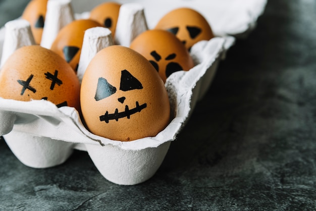Uova con facce di Halloween raffigurate esistenti in cartone