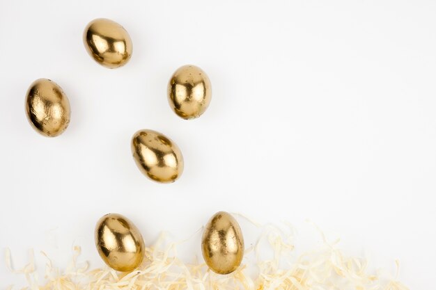 Uova d&#39;oro che cadono sulla paglia