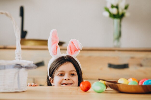 Uova della pittura della bambina per pasqua