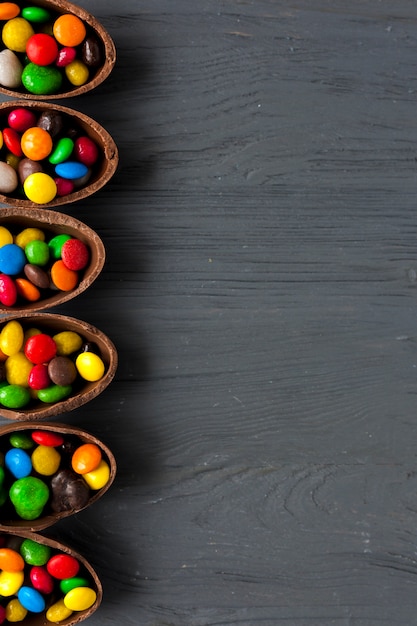 Uova di cioccolato di close-up con caramelle