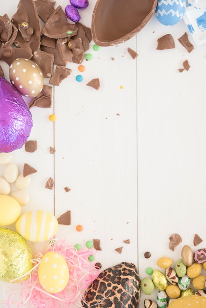 Uova di cioccolato di Pasqua sulla tavola di legno