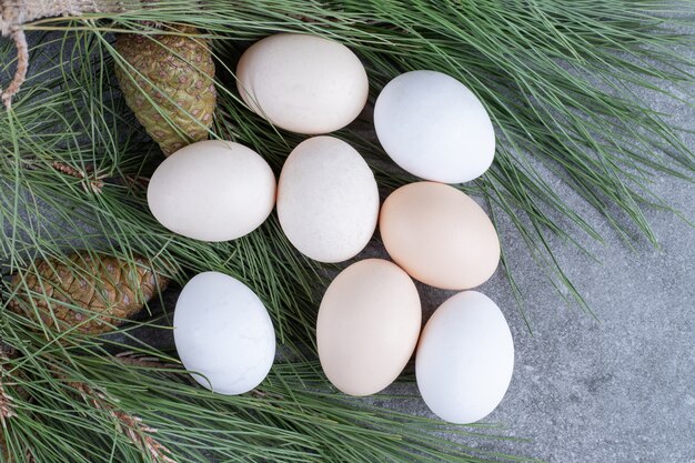 Uova di gallina bianche fresche su una superficie di marmo