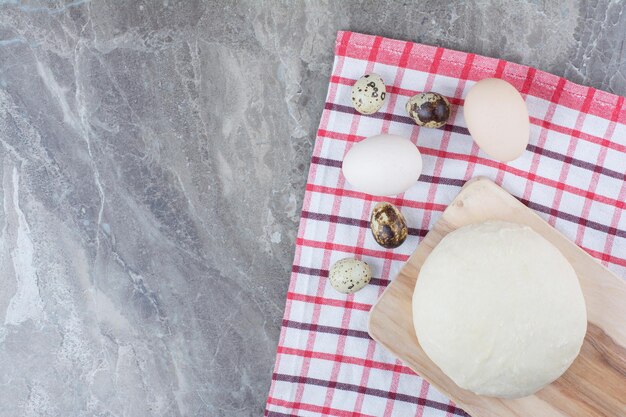 Uova di gallina con uova di quaglia e pasta sulla tovaglia. Foto di alta qualità
