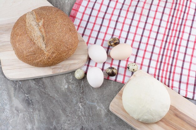 Uova di gallina con uova di quaglia e pasta sulla tovaglia. Foto di alta qualità