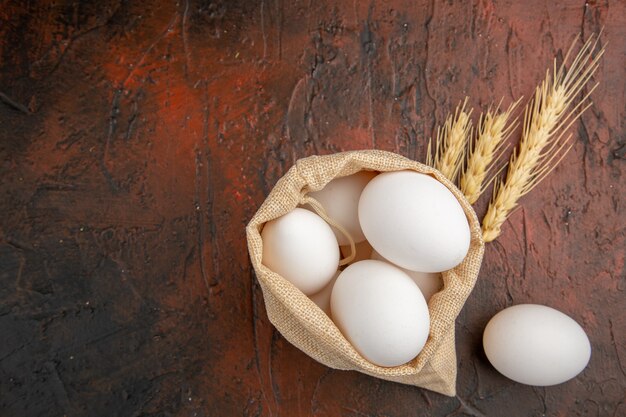 Uova di gallina vista dall'alto all'interno di una piccola borsa