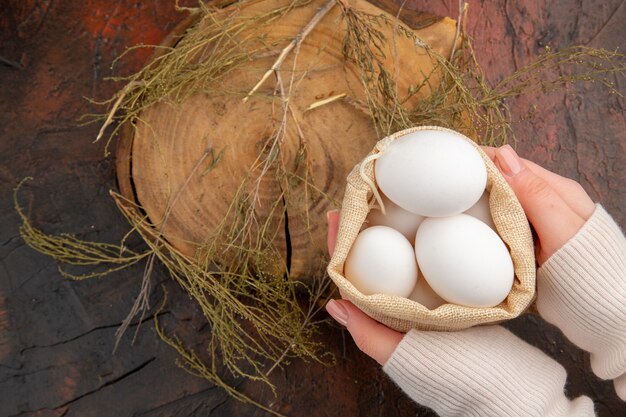 Uova di gallina vista dall'alto all'interno di una piccola borsa