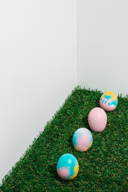 Uova di Pasqua colorate sparse sull&#39;erba verde