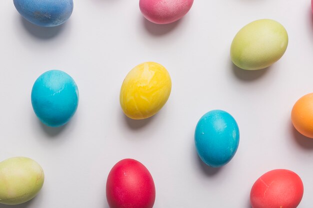 Uova di Pasqua colorate su bianco