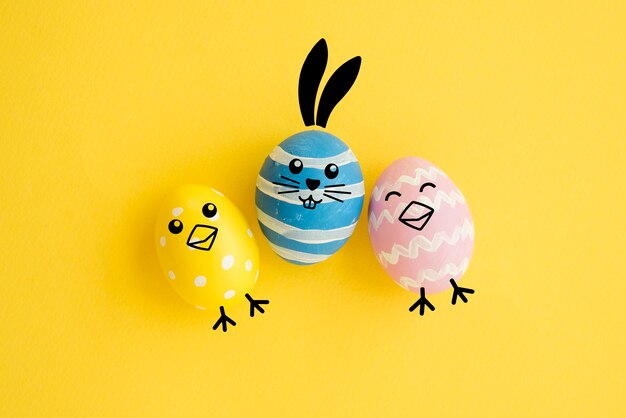 Uova di Pasqua colorate su sfondo giallo