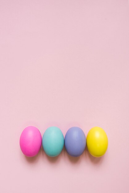 Uova di Pasqua colorate sul tavolo