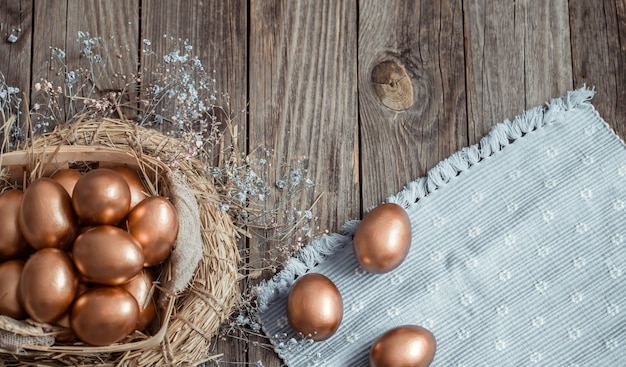 Uova di Pasqua dorate sulla superficie di legno