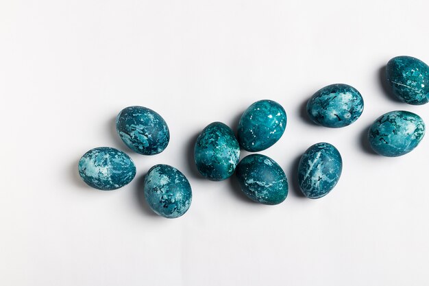 Uova di Pasqua isolate dipinte in mano blu