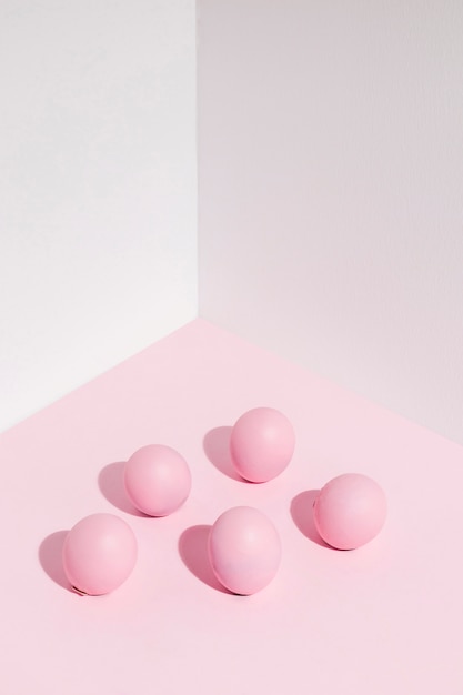 Uova di Pasqua rosa sparse sul tavolo