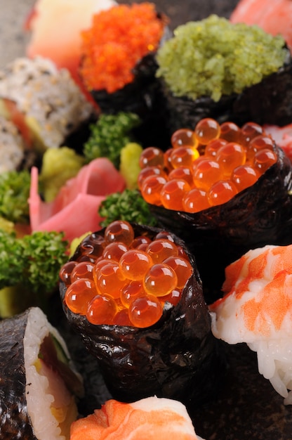 Uova di salmone sushi con assortiti piatto di sushi
