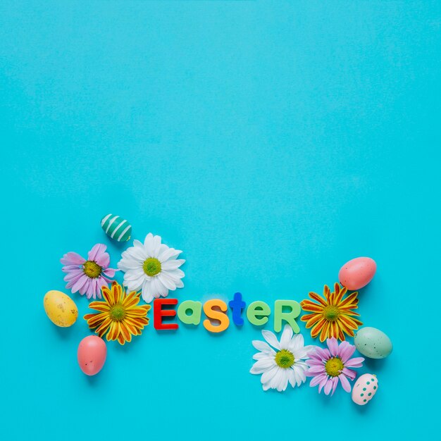 Uova e fiori con la parola Pasqua