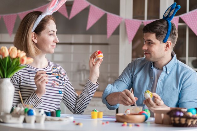 Uova felici della pittura del padre e della madre insieme