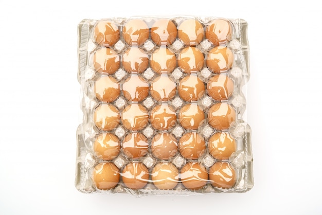 Uova fresche in pacchetto su sfondo bianco.