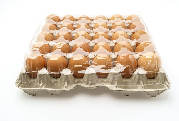 Uova fresche in pacchetto su sfondo bianco.