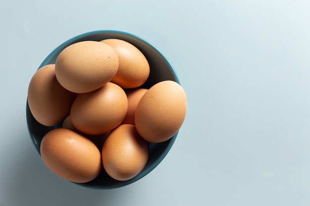 Uova fresche nella ciotola