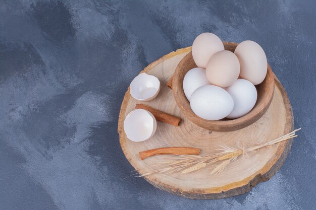 Uova in una tazza di legno a bordo.