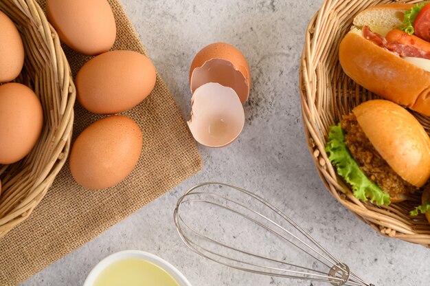 Uova marroni fresche e prodotti da forno