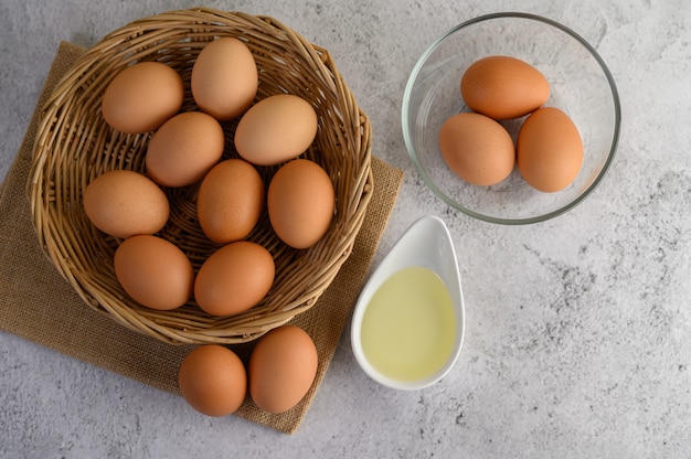 Uova per preparare il pasto di cottura