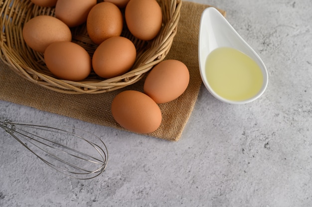 Uova per preparare il pasto di cottura