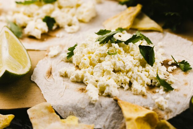 Uova strapazzate su pane tortilla