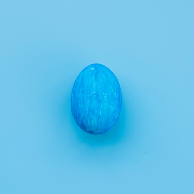 Uovo blu di Pasqua su sfondo blu