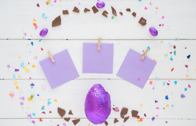 Uovo di Pasqua al cioccolato in carta stagnola con piccole carte