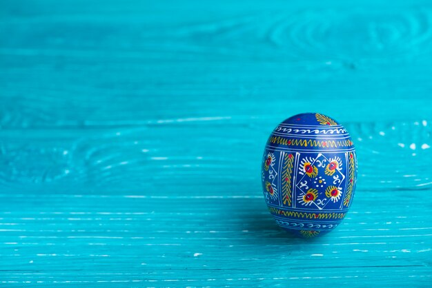 Uovo di Pasqua blu sulla superficie di legno