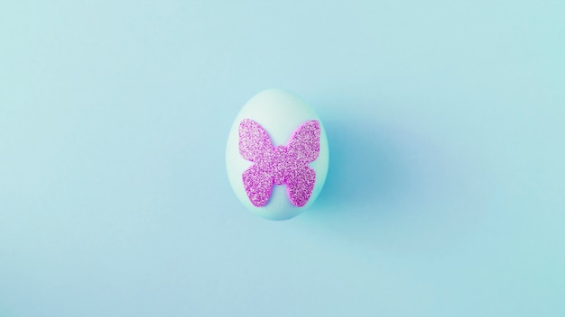 Uovo di Pasqua con adesivo decorativo farfalla