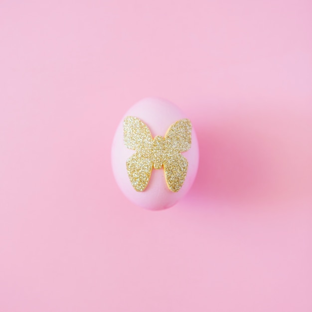 Uovo di Pasqua con farfalla decorativa