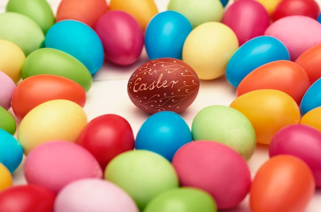 Uovo di Pasqua marrone tra quelli colorati