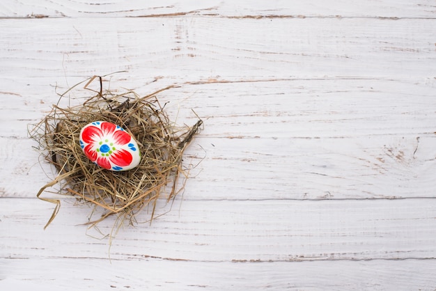 uovo di Pasqua sul nido su fondo in legno