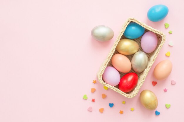 Uovo di Pasqua variopinto dipinto in composizione in colori pastello con pennello