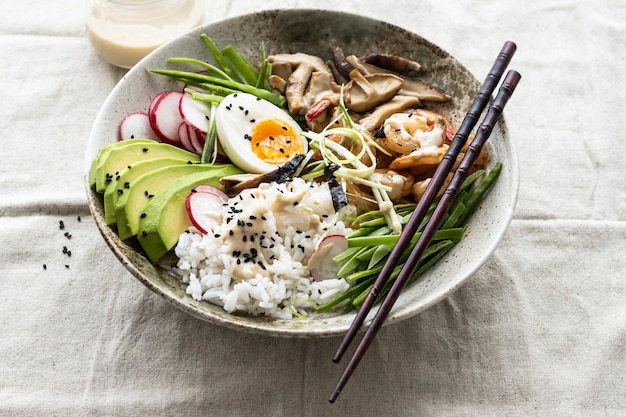 Uovo e gamberi serviti con salsa tahini fotografia