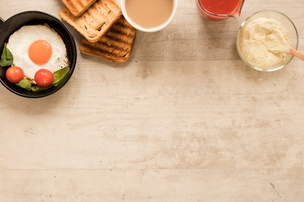 Uovo fritto laico piatto in padella e toast con spazio di copia