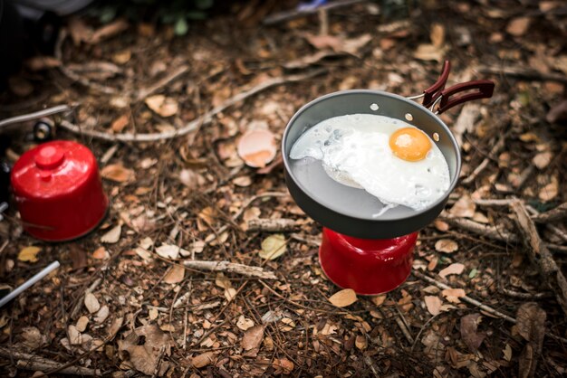 Uovo fritto su gas portatile