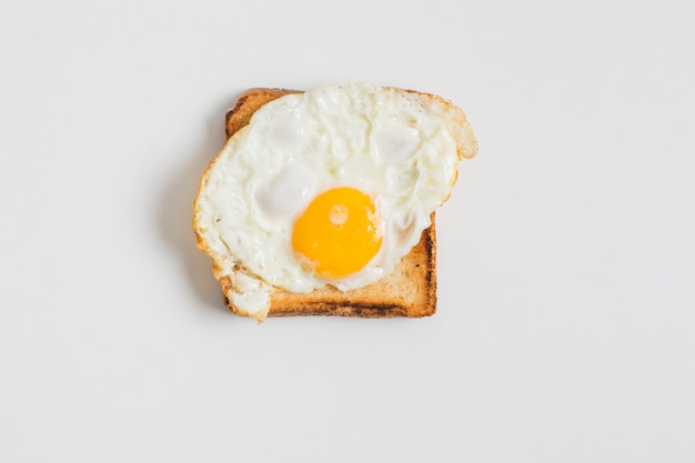 Uovo fritto su pane tostato isolato su sfondo bianco