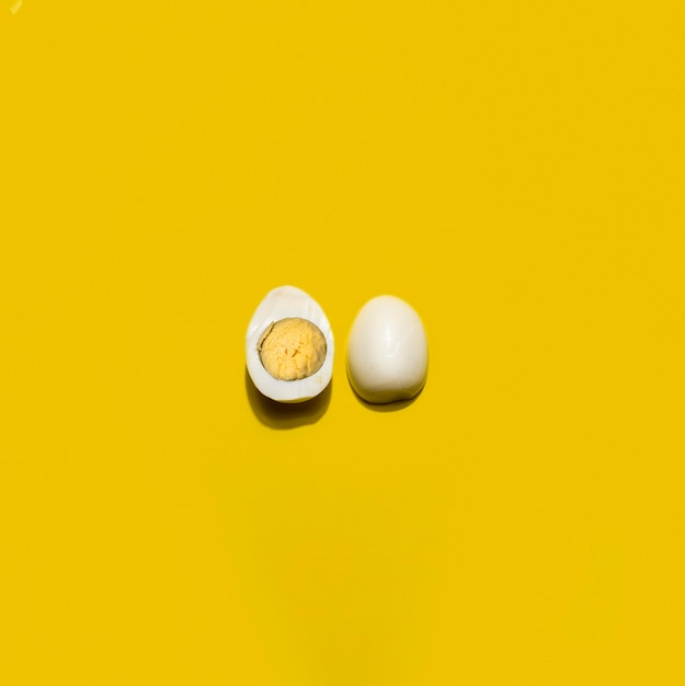 Uovo sodo di vista superiore su fondo giallo