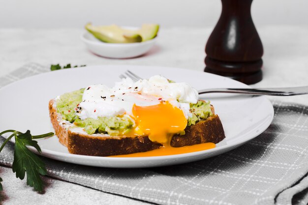 Uovo sopra toast di avocado