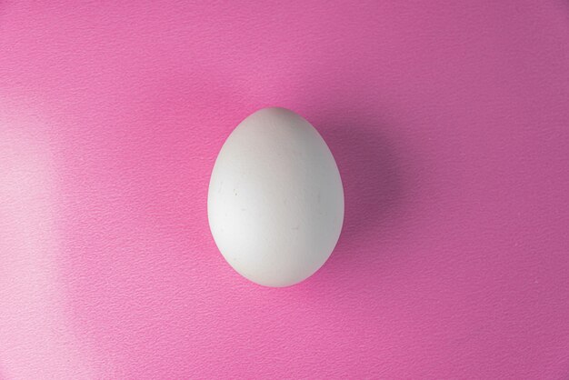 Uovo su sfondo rosa