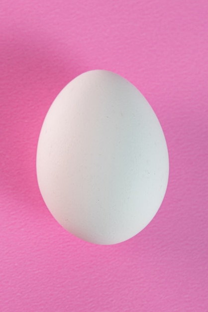 Uovo sul tavolo rosa